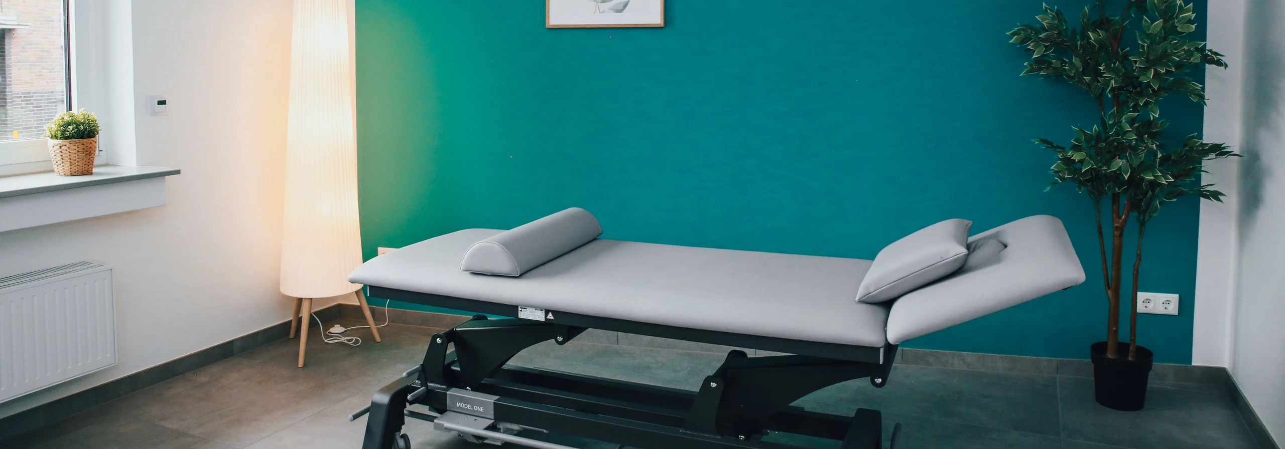 Eine Patientenliege im Behandlungszimmer