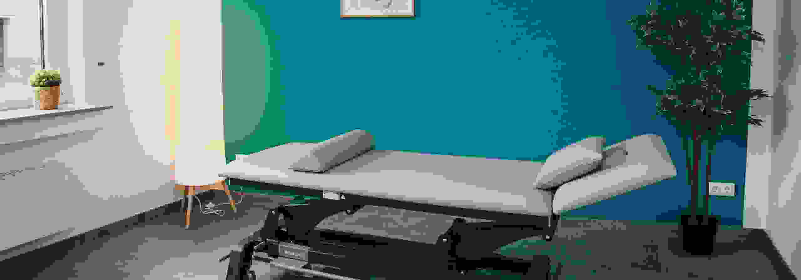 Eine Patientenliege im Behandlungszimmer