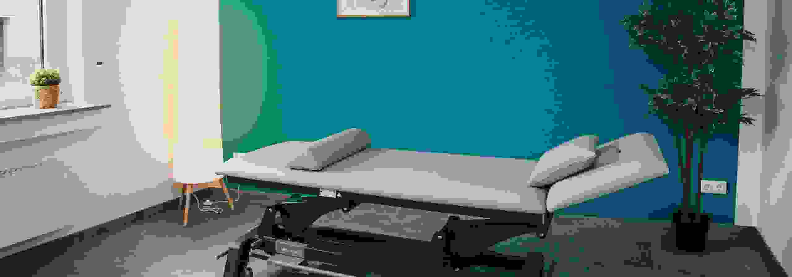 Eine Patientenliege im Behandlungszimmer