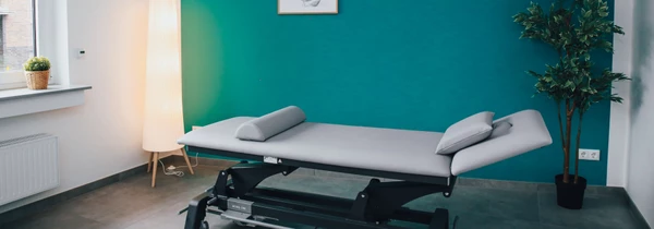 Eine Patientenliege im Behandlungszimmer