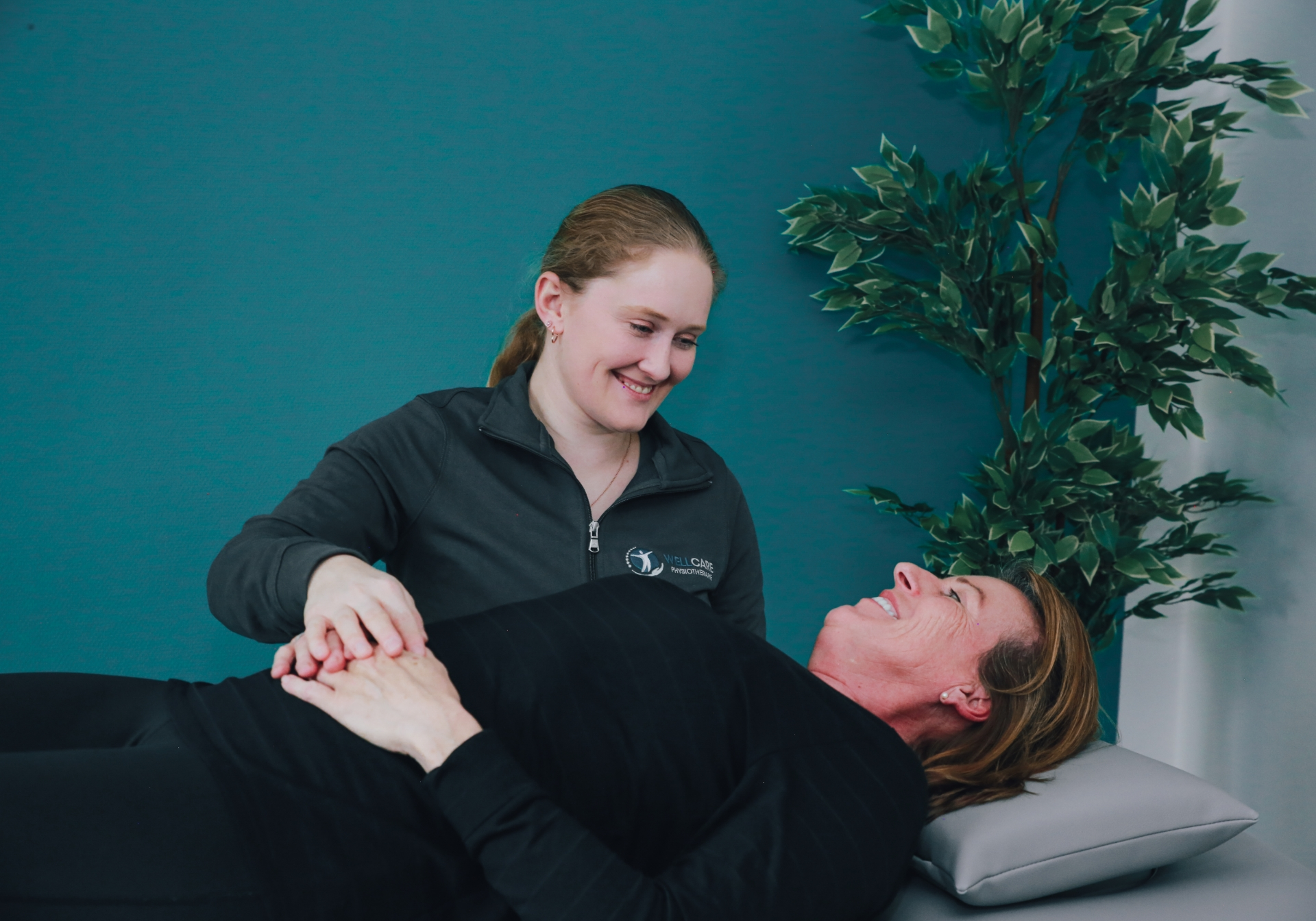 Nina Bollig macht eine Atemtherapie mit einer Patientin