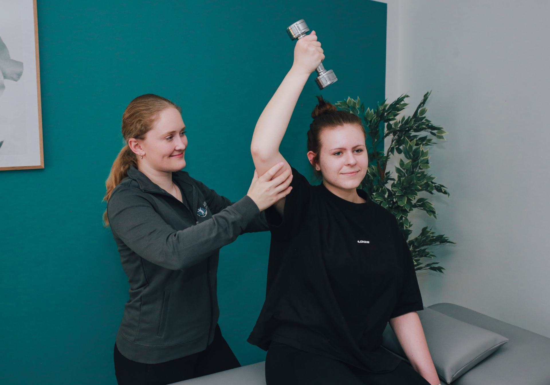 Nina Bollig macht Krankengymnastik mit einer Patientin