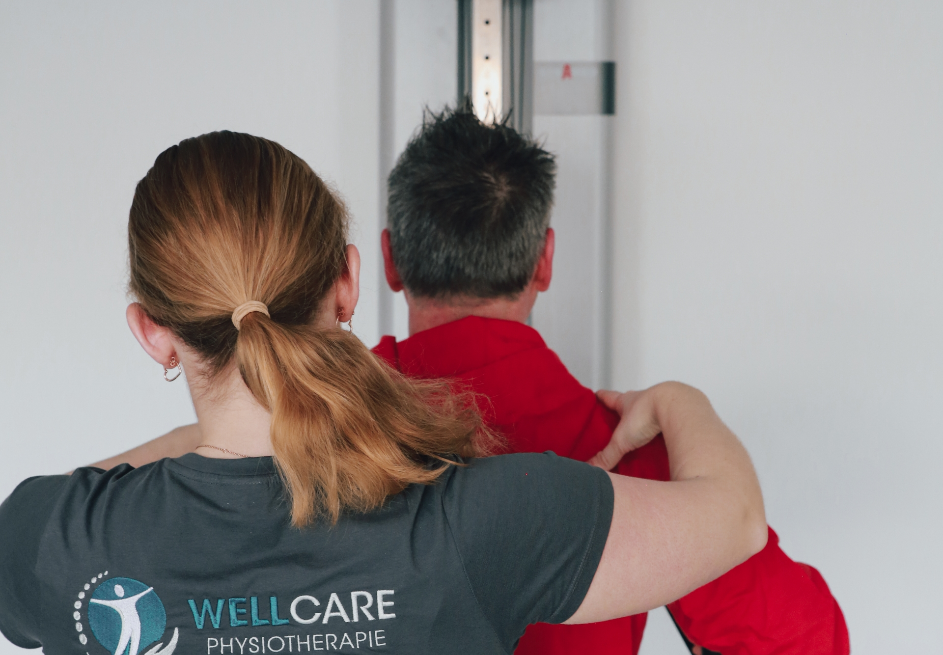 Nina Bollig macht Krankengymnastik am Gerät mit einem Patienten