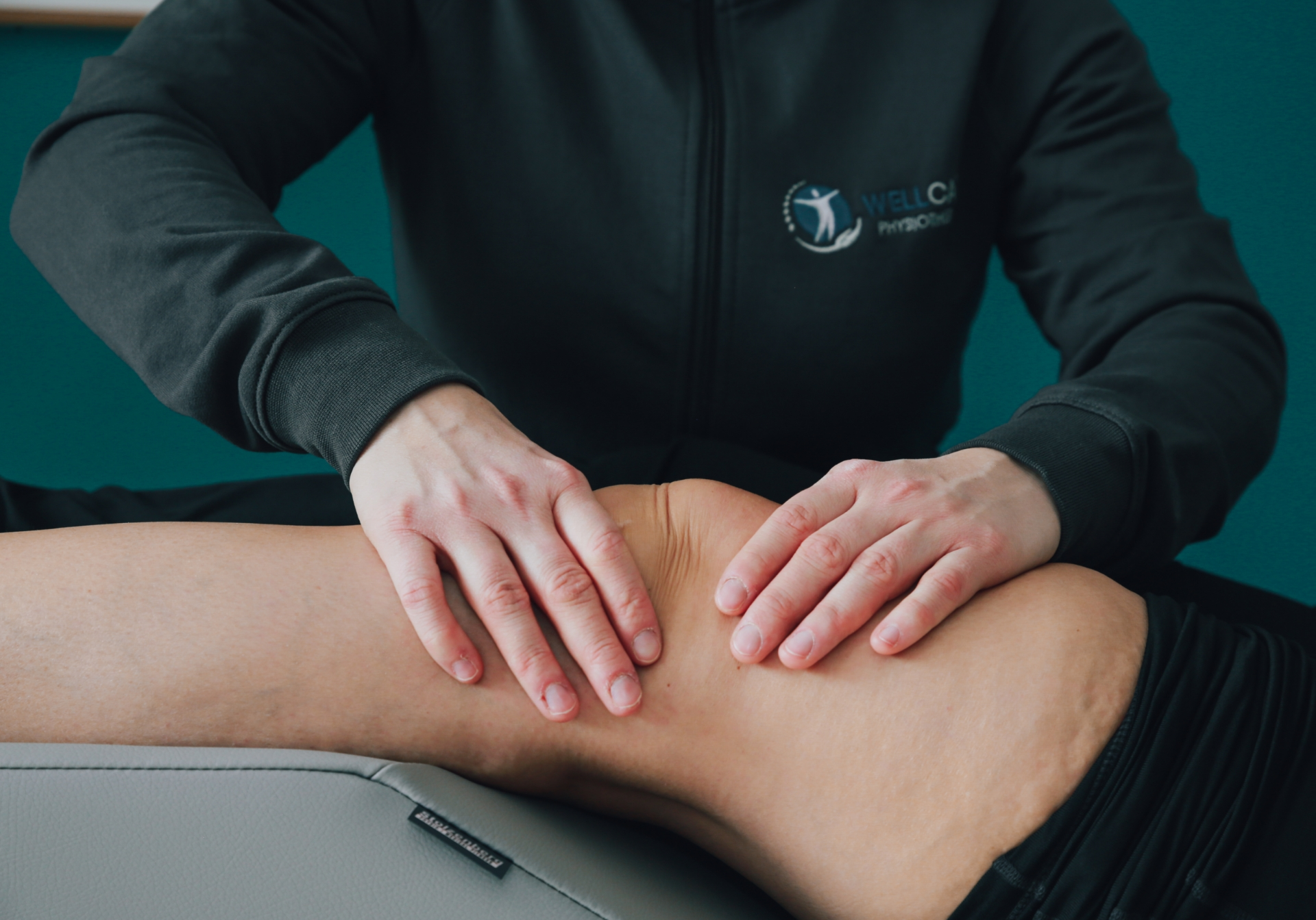 Zwei Hände am Arm während einer manuelle Lymphdrainage